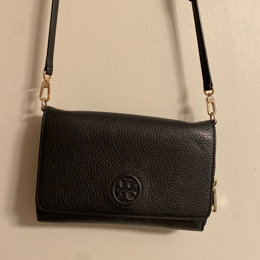 Black Tory Burch wallet crossbody in EUC.